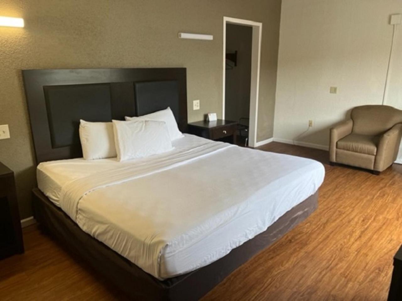 Posh Inn & Suites Wisconsin Rapids Room photo